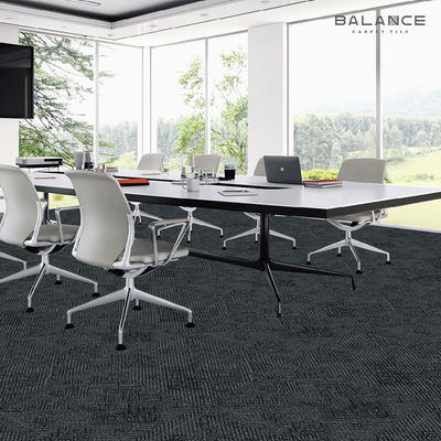 Chapas de carpete de escritório modulares retangulares 60 x 60 com suporte de PVC e padrão geométrico