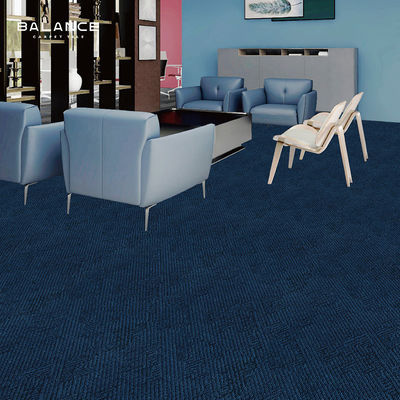 Chapas de carpete de escritório modulares retangulares 60 x 60 com suporte de PVC e padrão geométrico