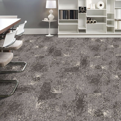 Áreas comerciais azulejos de carpete 100% PP modular tufted com material de betume de pilha de loop