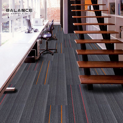Moderno estilo Soundproof Lavável quadrado carpete azulejos para escritório comercial Sala 25X100