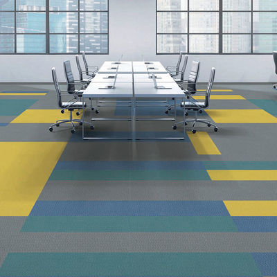 Carpetes comerciais de escritório azulejos matriz azulejos amarelos 50 * 50 para desempenho adulto
