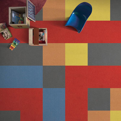 Carpetes comerciais de escritório azulejos matriz azulejos amarelos 50 * 50 para desempenho adulto