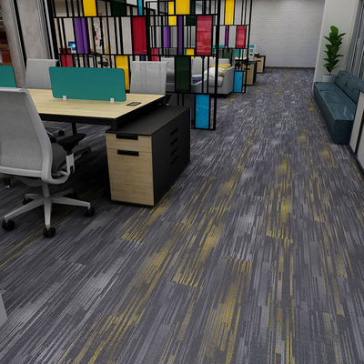 Solução de pisos de escritório 25 x 100 azulejos de carpete com design antiderrapante e de pilha média