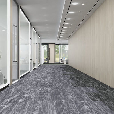 Solução de pisos de escritório 25 x 100 azulejos de carpete com design antiderrapante e de pilha média