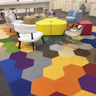 Materiais de nylon personalizados PVC Interlocking Hexagonal Carpet Tiles para o chão do jardim de infância