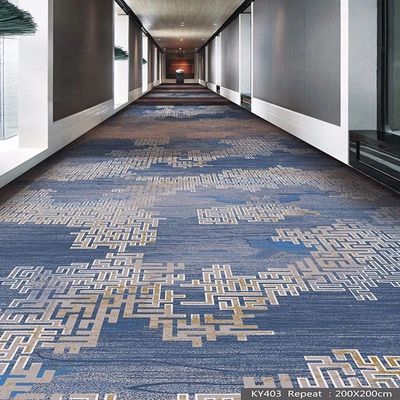 Tapete tecido a máquina com pilha cortada Construção no corredor do lobby do hotel de luxo 5 estrelas