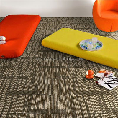 50x50cm Good Ware-Resistant Polypropylene Carpet Tile com suporte de PVC