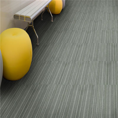 50x50cm PP Loop Pile Carpet Tile para escritório Hotel Casa Pavimentos de quarto em padrão de listras