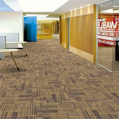 Decoração de piso de edifícios comerciais Tapete 520g/m2 Polipropileno Quadrado Carpet Tile