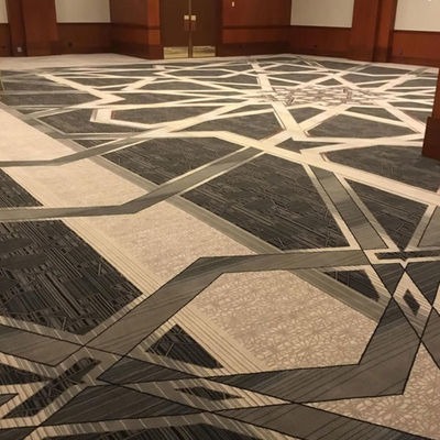 Moderno estilo padrão de quebra-cabeça Nylon Impressão de parede a parede tapetes para hotel preto e branco