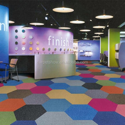 Moderno 50x50 Hexagon Carpet Tile Nylon em 40 cores Perfeito para escritórios e hotéis