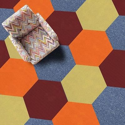 Hexagon Commercial 100% SD Nylon Carpet Tile Floor Carpet Machine Tufted para Durabilidade