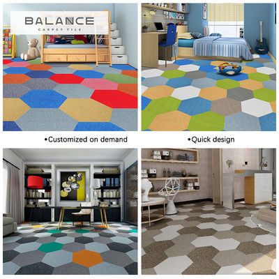 Chapas de carpete de jardim de infância de piso hexagonal simples com altura de pilha média e design modular