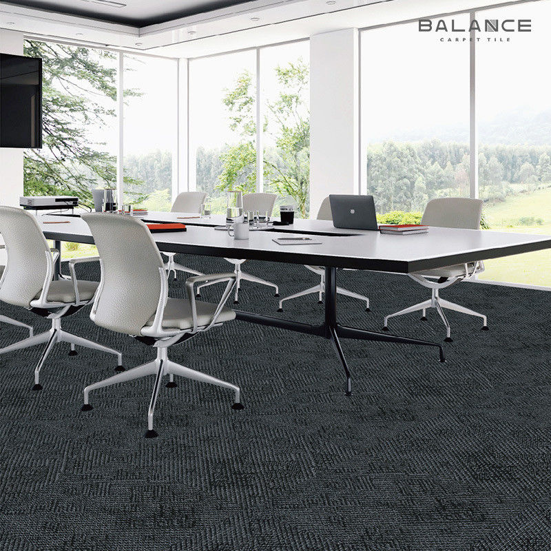 Chapas de carpete de escritório modulares retangulares 60 x 60 com suporte de PVC e padrão geométrico