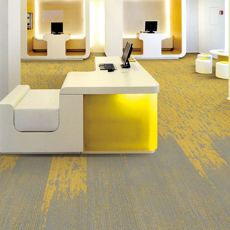 Abstract Padrão 100% Nylon 6 Pvc Carpet Tile para Espaços Comerciais em Amarelo