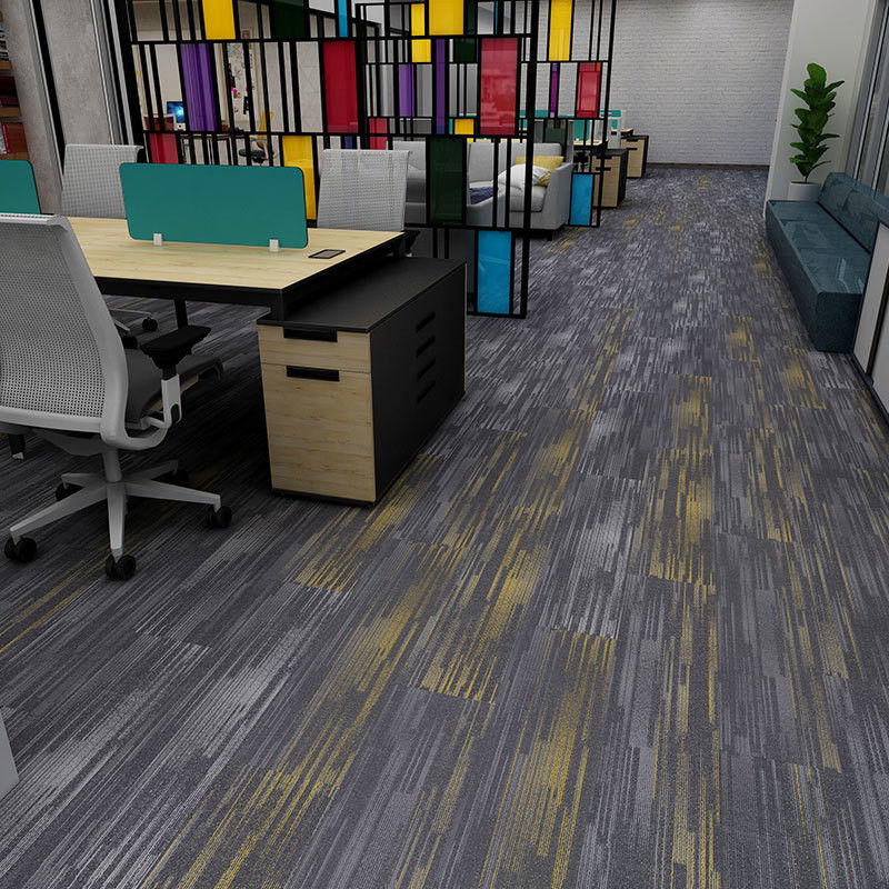 Solução de pisos de escritório 25 x 100 azulejos de carpete com design antiderrapante e de pilha média
