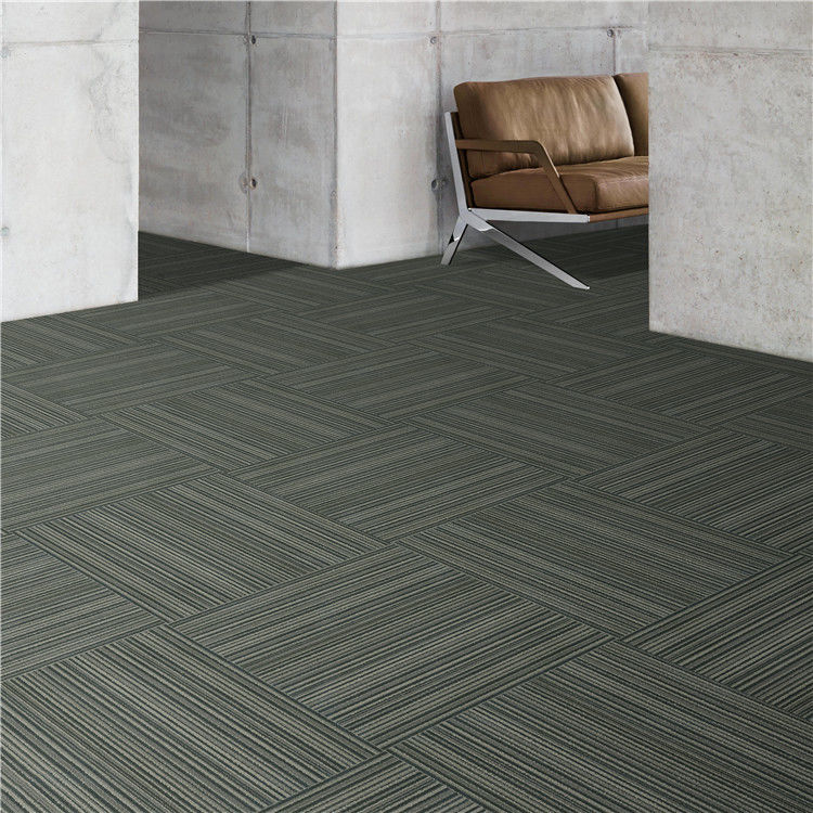 50x50cm PP Loop Pile Carpet Tile para escritório Hotel Casa Pavimentos de quarto em padrão de listras