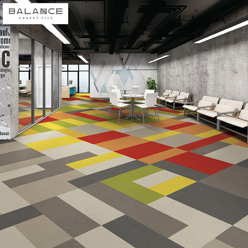 Moderno design colorido 50x50 azulejos de tapete comercial à prova de fogo para salas de conferência