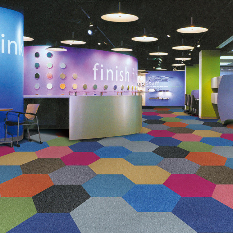 Chapas de carpete de jardim de infância de piso hexagonal simples com altura de pilha média e design modular