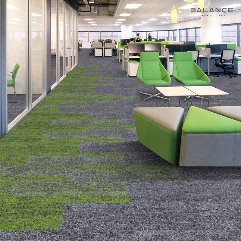 Peso total 4500g/m2 ± 3% PVC Carpet Tiles 25x100 Tufted Puzzle Pattern para comercial